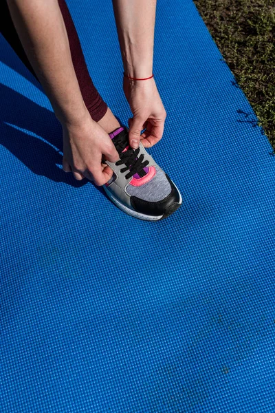 Kobieta sznurowania butów — Darmowe zdjęcie stockowe