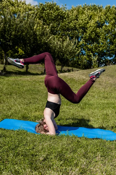 Crane pose — Free Stock Photo