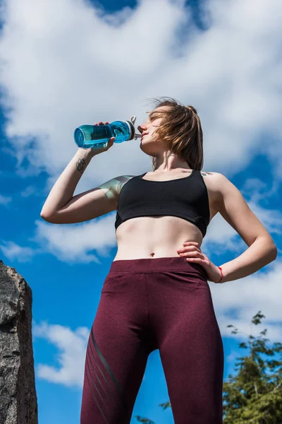 Passen vrouw drinkwater — Gratis stockfoto