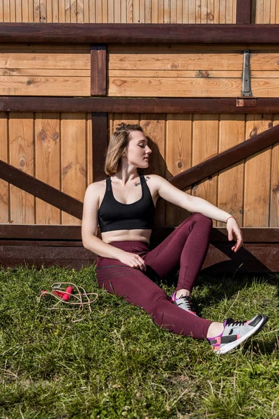 Женщина расслабляется после тренировки — Бесплатное стоковое фото