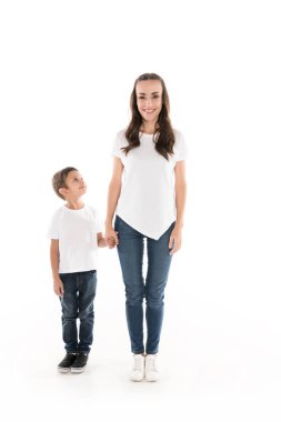 Anne ve oğul el ele tutuşuyorlar.