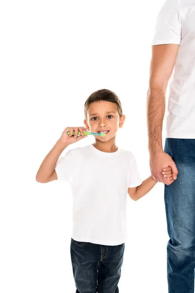 Kleiner Junge beim Zähneputzen — kostenloses Stockfoto