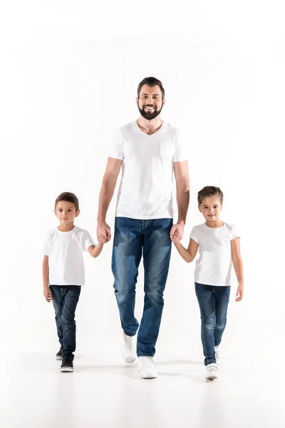 Vater und Kinder halten Händchen — Stockfoto