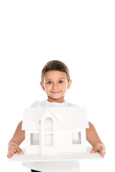 Niño holding casa modelo — Foto de Stock