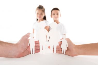 Kağıt aile ellerinde.