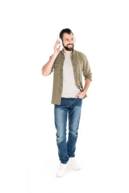 Adam müzik dinliyor.