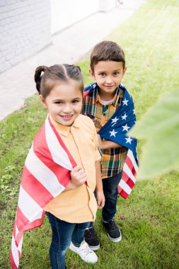 Amerikan bayrağı ile kardeşler