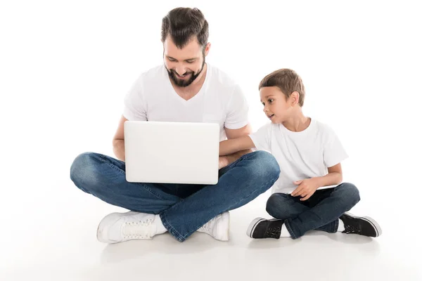 Батько і син з ноутбуком — стокове фото