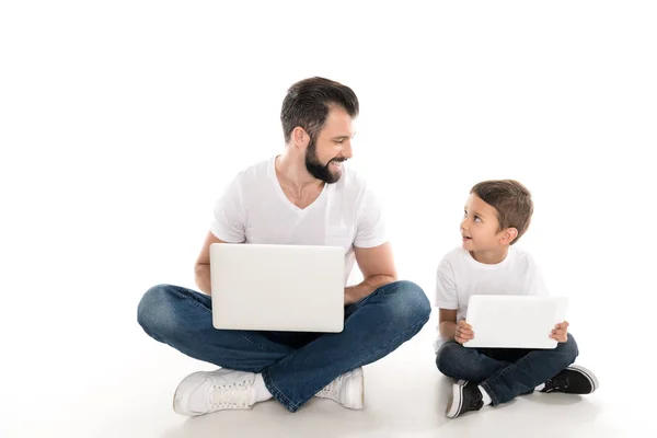 Батько і син з цифровими пристроями — стокове фото