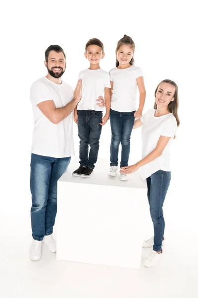 Glückliche Familie mit Kindern — Stockfoto