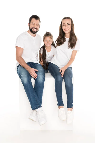 Lyckliga föräldrar med dotter — Stockfoto