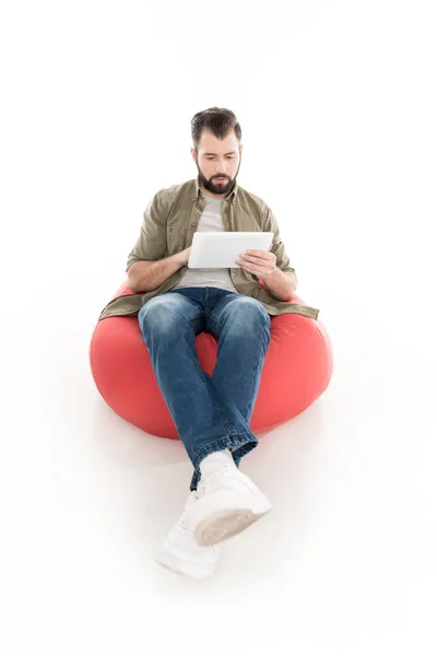 Homem usando tablet digital — Fotografia de Stock