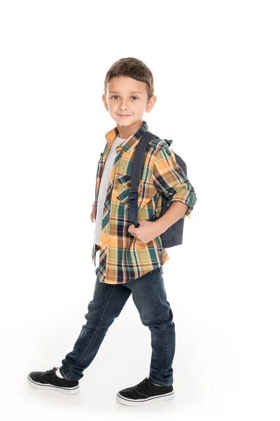 Ragazzo con zaino andando a scuola — Foto Stock