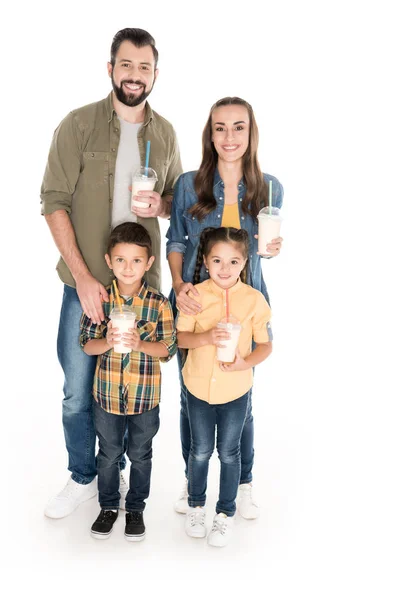 Família segurando milkshakes — Fotografia de Stock