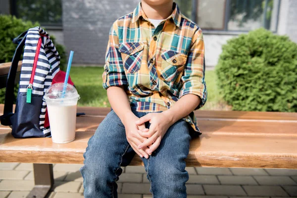 Jongen met rugzak en milkshake — Stockfoto