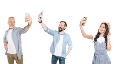 selfie alan gülümseyen insanlar