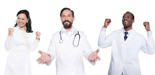 Médicos multiculturales con batas blancas — Foto de Stock