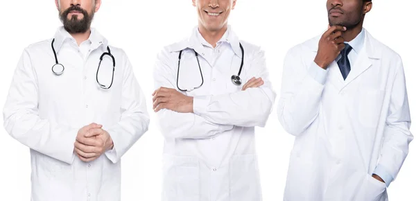 Мультикультурные врачи в белых халатах — стоковое фото