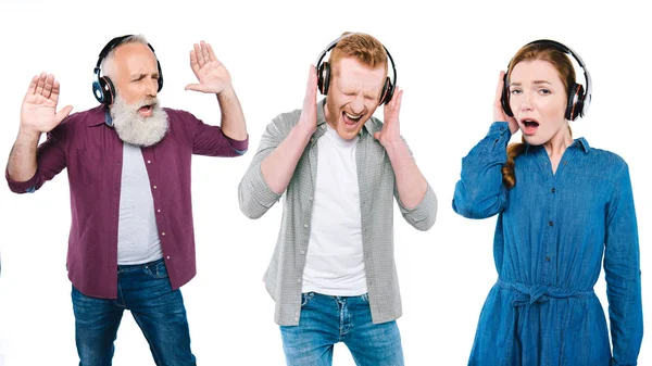 Personas escuchando música en auriculares — Foto de Stock