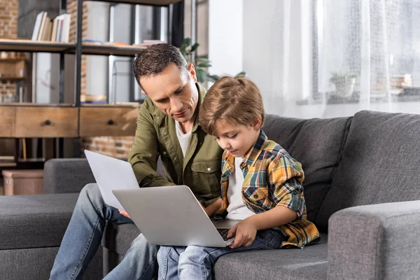 Ayah dan anak menggunakan laptop — Stok Foto