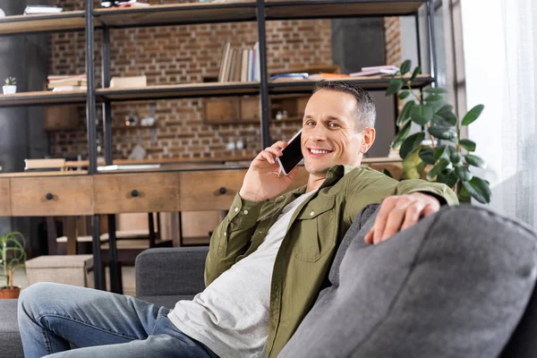 Sonriente hombre hablando en smartphone —  Fotos de Stock