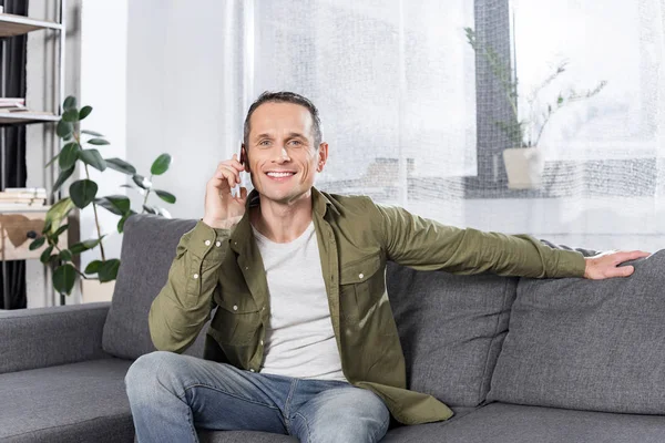 Smiling man talking on smartphone — Free Stock Photo