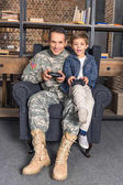 Vater und Sohn spielen Konsole mit Gamepads