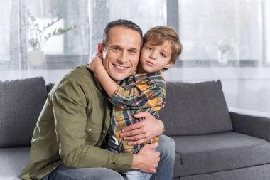 Aile birbirlerine sarılma