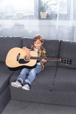 Gitar çalan küçük çocuk