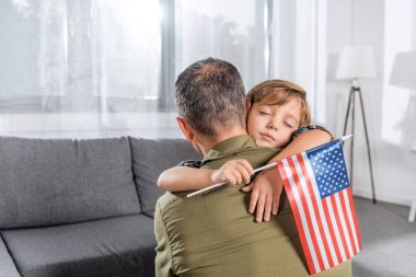 Amerikan baba ve oğul kucaklayan