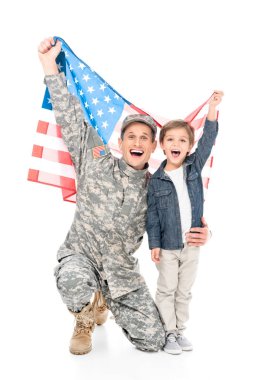 küçük çocuk ve babası askeri üniformalı