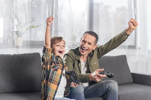 Père et fils jouant au jeu vidéo — Photo