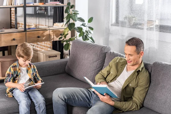 Babası ile kitap ve oğulları tablet ile — Ücretsiz Stok Fotoğraf