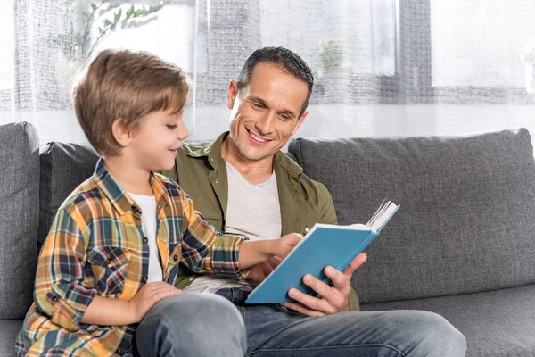 아버지 와아들이 함께 책을 읽는 모습 — 스톡 사진