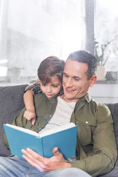 Pai e filho lendo livro juntos — Fotografia de Stock