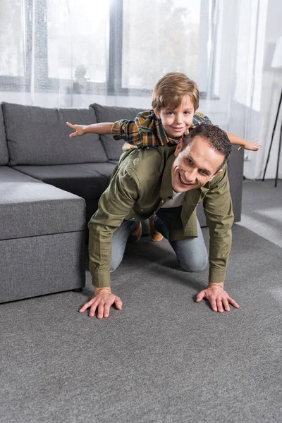 Famiglia piggybacking a casa — Foto Stock