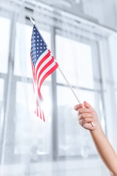 Ребенок, держащий флаг США — стоковое фото