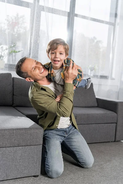 Familia abrazándose entre sí — Foto de Stock