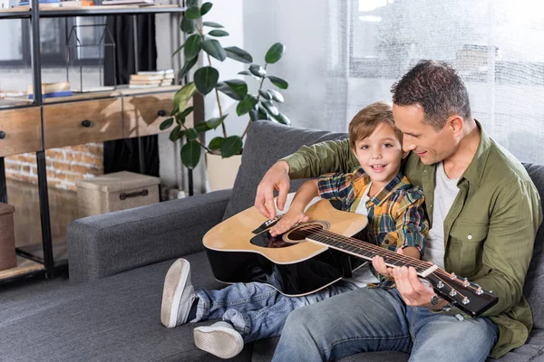 Padre e hijo tocando la guitarra — Foto de Stock