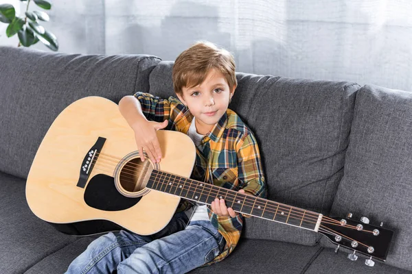 Niño pequeño con guitarra acústica — Foto de Stock