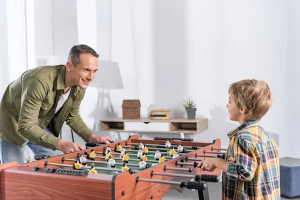 Vater und Sohn spielen Tischkicker — Stockfoto
