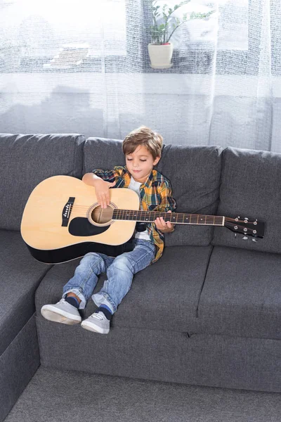 Menino tocando guitarra — Fotografia de Stock
