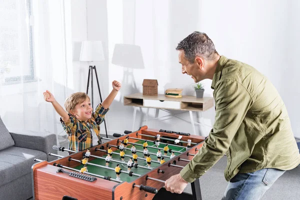 Pai e filho jogando futebol de mesa — Fotografia de Stock