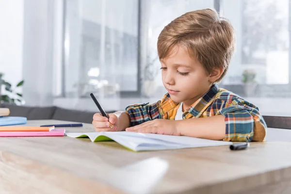 Pequeño colegial haciendo tarea —  Fotos de Stock