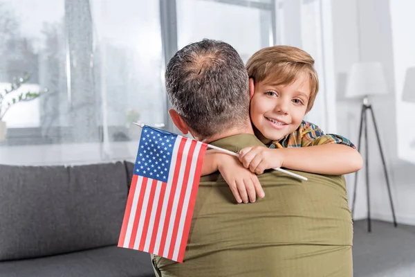 Bambino abbracciare padre — Foto Stock