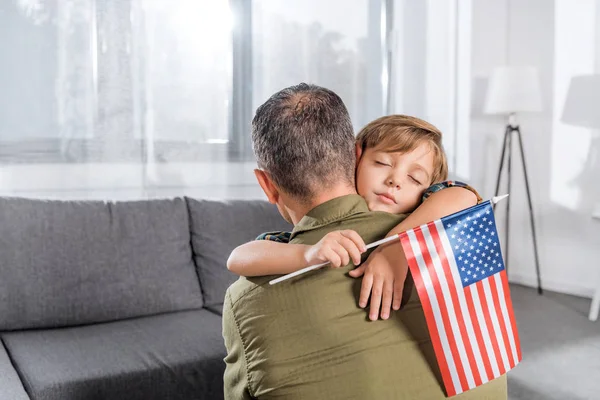 Amerikanischer Vater und Sohn umarmen sich — Stockfoto