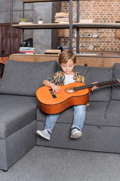 Niño pequeño con guitarra acústica — Foto de stock gratis