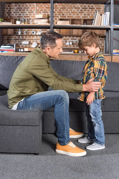 Padre tirando su il figlio — Foto Stock