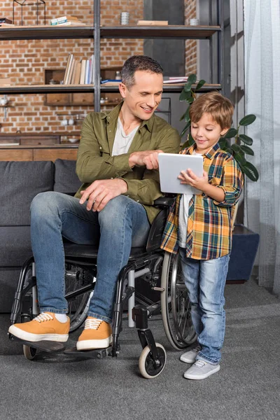 Familie met tablet — Stockfoto