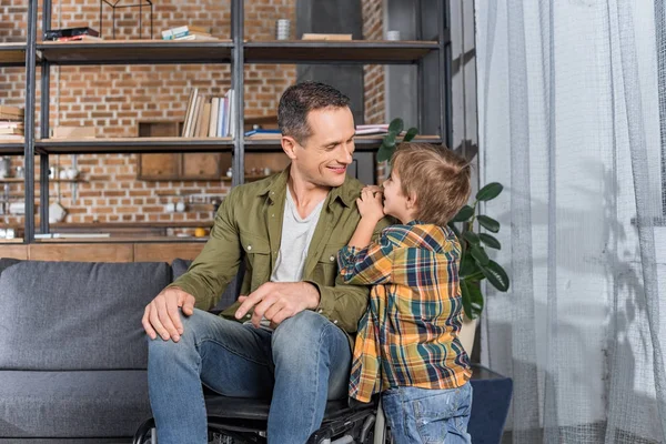 Tekerlekli sandalye ve oğlu baba — Stok fotoğraf